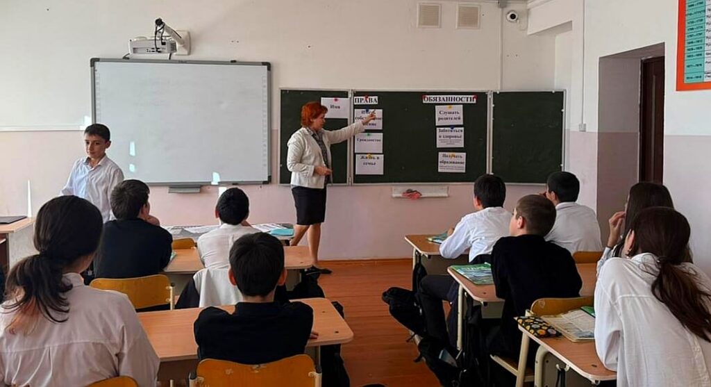 Специалист по работе с семьей Посыпайло Оксана посетила Сергокалинскую среднюю общеобразовательную школу №2 с беседой о правах ребёнка.