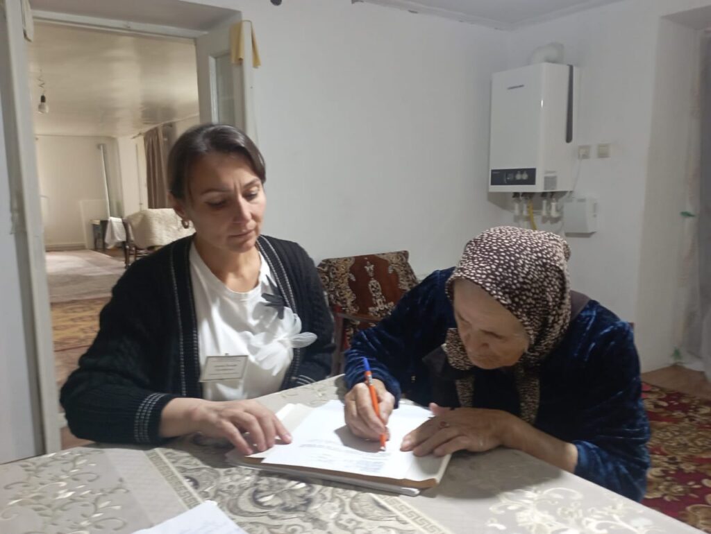 Рабочие будни специалистов Центра: Регулярный обход получателей социальных услуг.