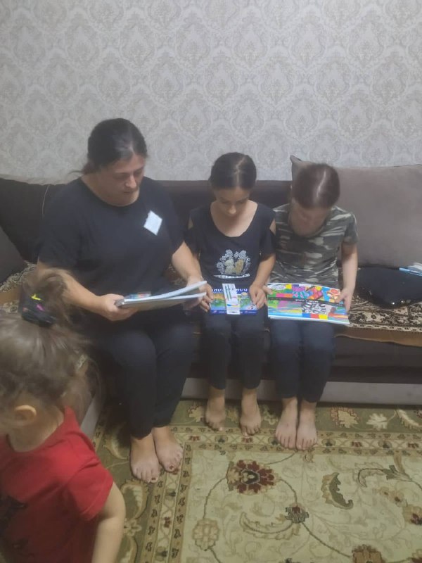 Специалист по работе с семьей и детьми ГБУ РД КЦСОН в МО «Сергокалинский район» Умалатова З.М. присоединилась к акции "Помоги пойти учиться " .