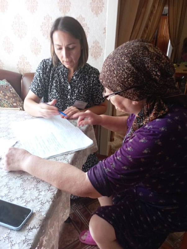 Специалист по социальной работе Алиева Раисат Г. в месте с социальным работником посещает подопечных. Для проверки качества оказания социальных услуг на дому и наличия отчетной информации.