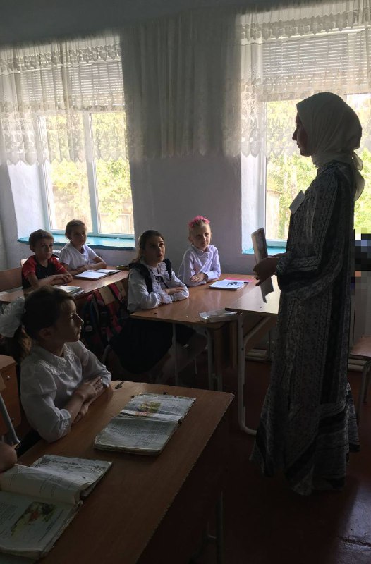 Специалист по работе с семьёй и с детьми ГБУ РД КЦСОН в МО «Сергокалинский район»Мирзамагомедова П. провела беседу среди учащихся средней школы на тему: «Россия против террора».