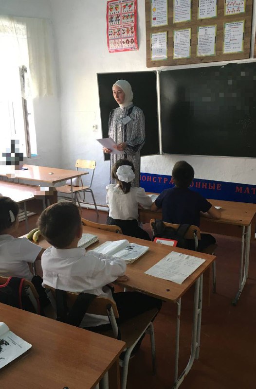 Специалист по работе с семьёй и с детьми ГБУ РД КЦСОН в МО «Сергокалинский район»Мирзамагомедова П. провела беседу среди учащихся средней школы на тему: «Россия против террора».