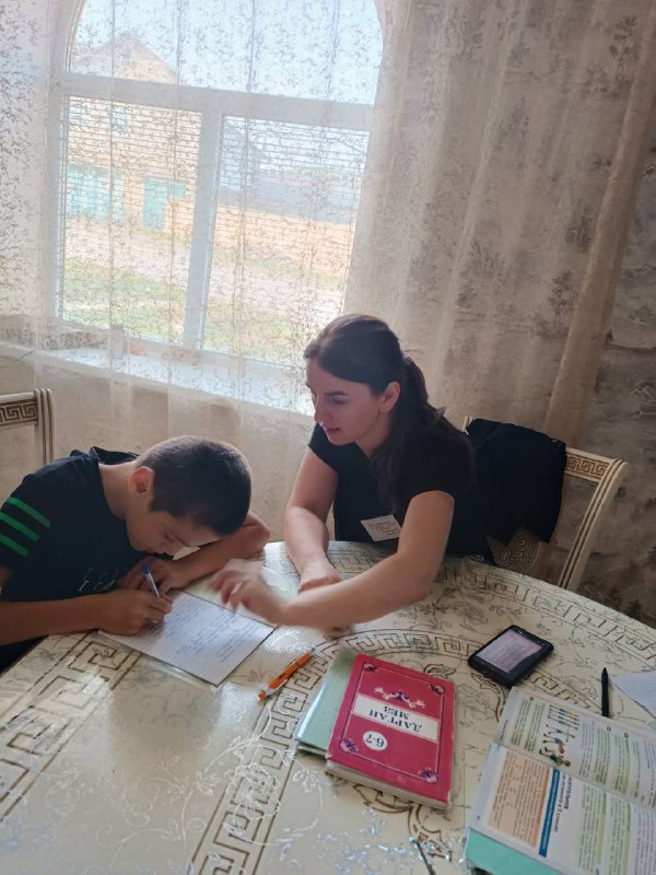 Специалист по работе с семьей и детьми ГБУ РД КЦСОН в МО «Сергокалинский район»Багомедова З.З оказала социальные услуги на дому подопечному Магомедову Ахмеду