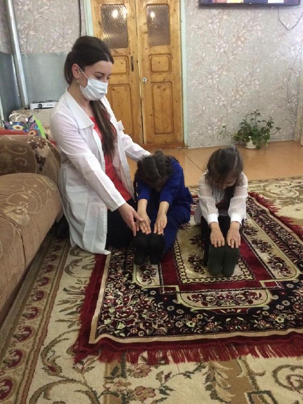 Специалисты ГБУ РД КЦСОН в МО "Сергокалинский район" отделения социального обслуживания на дому детей и семей с детьми Ибрагимова Х.А. и Алишейхова З.Б. проводят ЛФК занятия детям с ограниченными возможностями здоровья.
