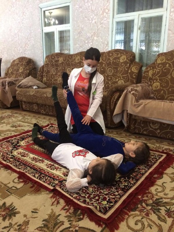 Специалисты ГБУ РД КЦСОН в МО "Сергокалинский район" отделения социального обслуживания на дому детей и семей с детьми Ибрагимова Х.А. и Алишейхова З.Б. проводят ЛФК занятия детям с ограниченными возможностями здоровья.