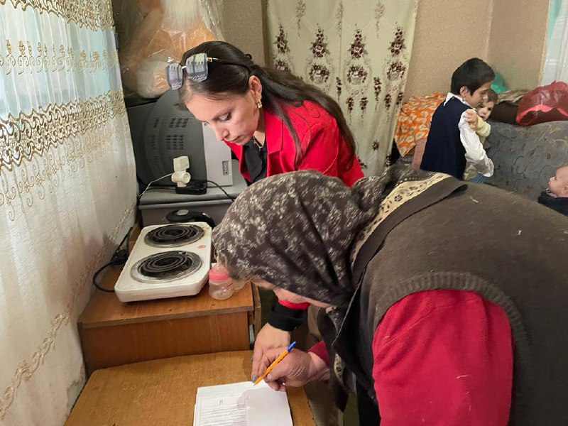 Специалист по работе с семьей и с детьми Идрисова Барият и социальный педагог Бибулатова Марьям посетили семью подопечных Батираева Гаджимурада.Оказали материальную помощь от Всероссийского общества инвалидов .