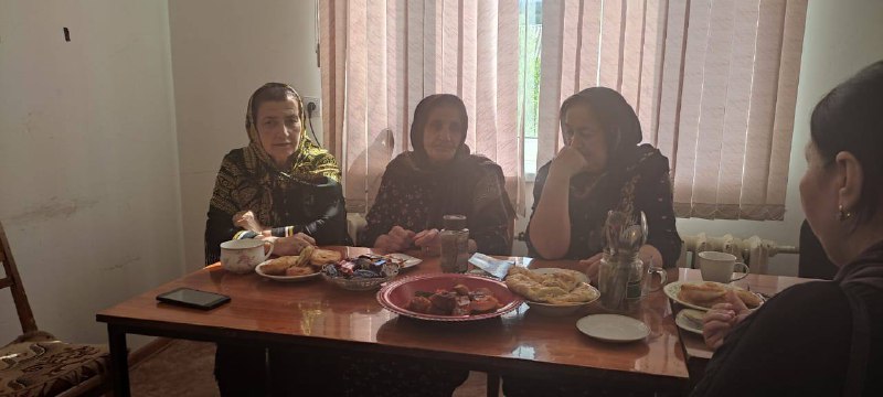 Социальные работники с.Кичигамри поздравили своих подопечных с праздником Днём пожилых людей,и организовали чаепитие.
