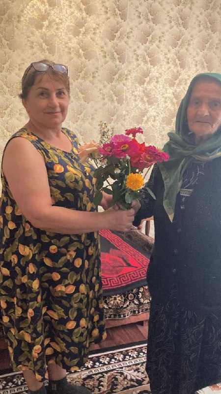 Социальные работники с. Сергокала поздравили своих получателей социальных услуг с Днём пожилых людей.