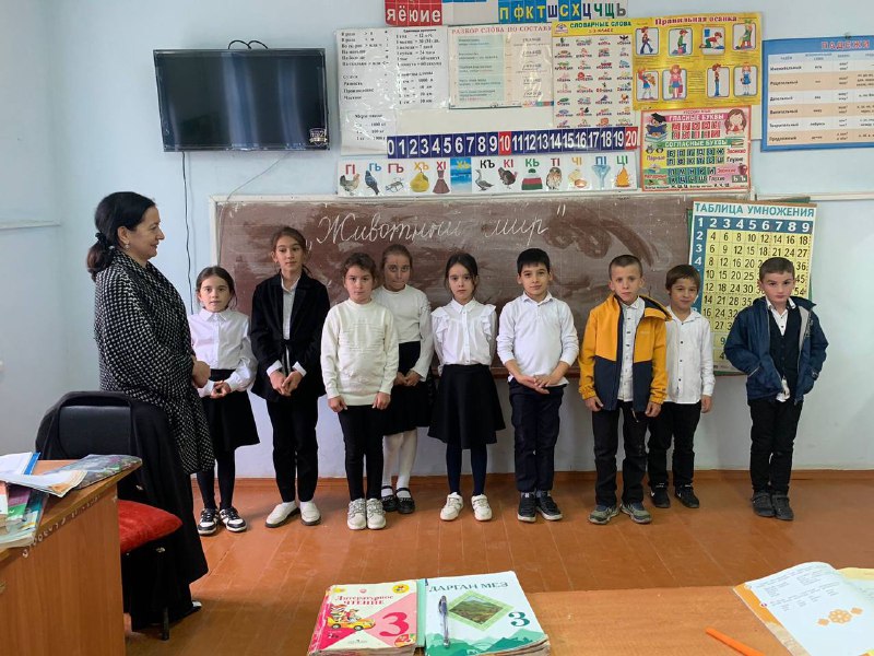 Социальные педагоги отделения семьи и детей ГБУ РД КЦСОН в МО « Сергокалинский район»Бибулатова М и Алишихова Р, провели беседу в младших классах СОШ 1 , на тему„ Животный мир"