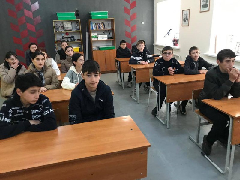Специалист по работе с семьей и детьми ГБУ РД КЦСОН в МО «Сергокалинский район»Шихшабекова М.провела в 8 кл мероприятие посвящённое «Всероссийский День правовой помощи детям»сицелью познакомить учащихся с основными правами несовершеннолетних.