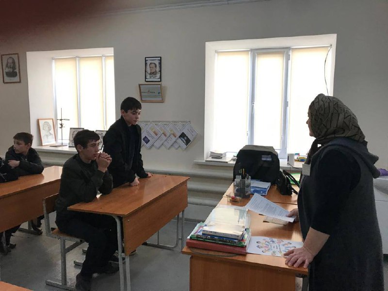 Специалист по работе с семьей и детьми ГБУ РД КЦСОН в МО «Сергокалинский район»Шихшабекова М.провела в 8 кл мероприятие посвящённое «Всероссийский День правовой помощи детям»сицелью познакомить учащихся с основными правами несовершеннолетних.