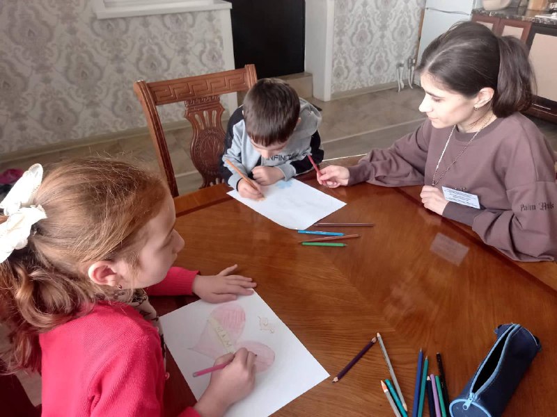 Специалист по работе с семьей и детьми ГБУ РД КЦСОН в МО «Сергокалинский район»Багомедова П. посетила подопечных , выучили стихотворения, нарисовали открытки ко Дню матери!