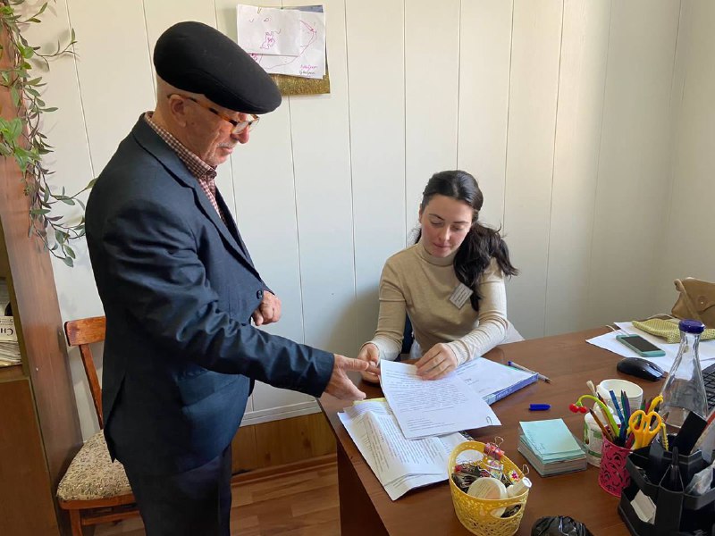Специалистом отделения дневного пребывания граждан пожилого возраста и инвалидов оказываются социально-бытовые услуги, а именно оказание помощи в написании писем.