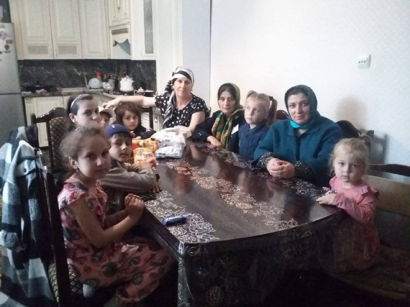 Специалист по социальной работе с.Мюрего Алиева З.и соц аильный работник Магомедова З.посетили в День Семьи ,Любви и верности многодетную семью Магомедовых Абдуллы и Зайнам.порадовали деток сладостями.Был очень теплый и приятный прием.