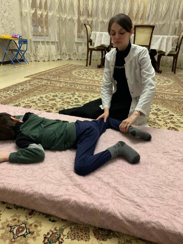 Мед сестра по массажу-это специалист который проводит массаж детям с различными видами патологий(сердечно-сосудистой системы,при заболеваниях опорно-двигательного аппарата,при неврологических заболеваниях и т.д.)