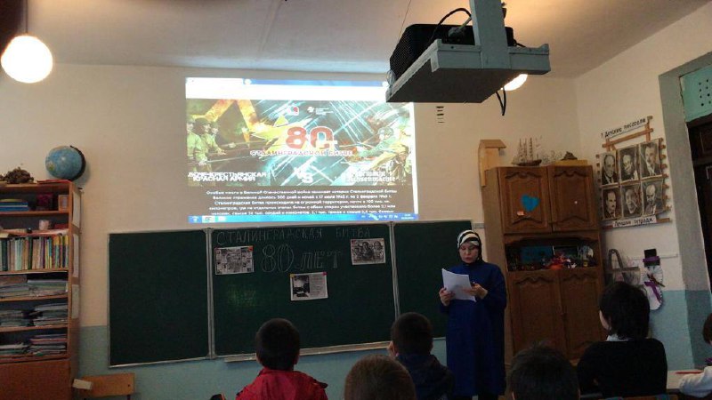 Специалист по работе с семьёй и детьми Алиева М.Ш.Провели мероприятие с библиотекой с. Мюрего в школе. К 80 летию Победы нашего народа над фашистами в Сталинградской битве.