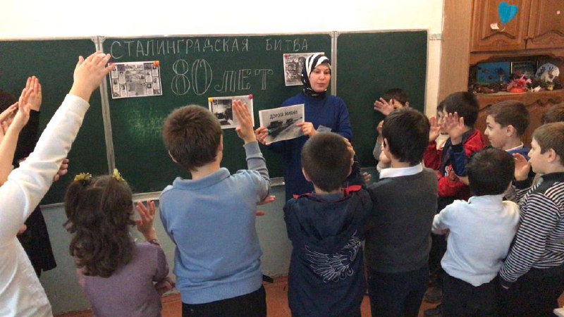 Специалист по работе с семьёй и детьми Алиева М.Ш.Провели мероприятие с библиотекой с. Мюрего в школе. К 80 летию Победы нашего народа над фашистами в Сталинградской битве.