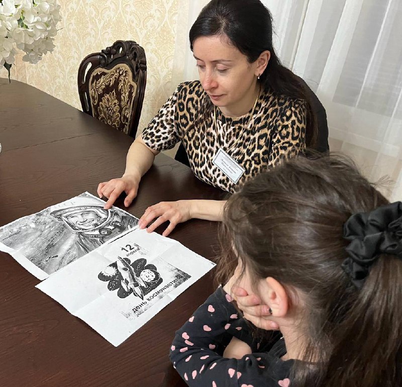 Психолог Мутаева А. провела со своими подопечными Абдулкаримовой Я. и Абдуллаевой Х. коррекционно-развивающие занятия. А также провела беседу-рассказ о дне космонавтики.
