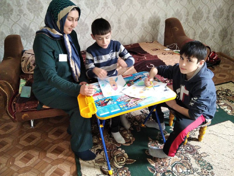 Специалист по работе с семьёй и детьми Абдуллаева З. Нарисовали рисунки на День космонавтики. С подопечным Алхилаев М. С.