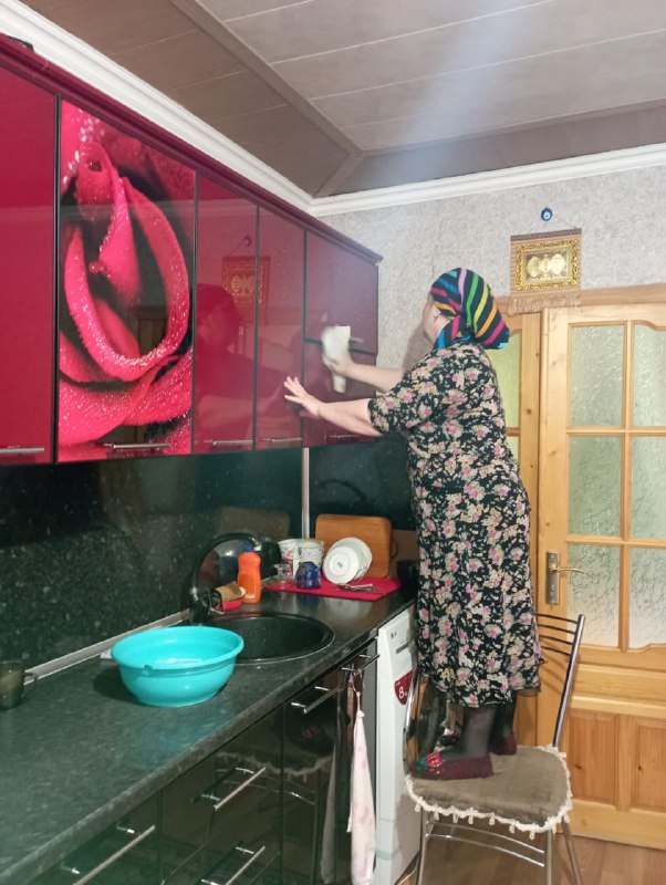 Также специалист по социальной работе посетила подопечную Алибекову Патимат, социальный работник Джабраилова Бурлият оказала социально-бытовые услуги и социально-медицинскую услугу - выполнение процедур, связанных с сохранением здоровья получателей услуг.