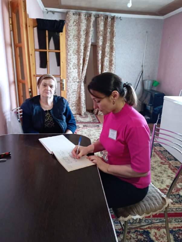 Также специалист по социальной работе посетила подопечную Алибекову Патимат, социальный работник Джабраилова Бурлият оказала социально-бытовые услуги и социально-медицинскую услугу - выполнение процедур, связанных с сохранением здоровья получателей услуг.