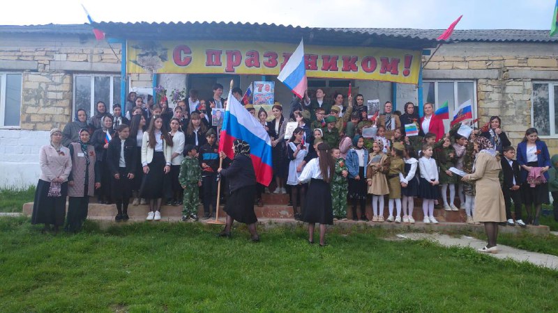 Специалисты Джупанова Ханумчакар и Абдуллаева Зухра приняли участие в мероприятии, посвящённом 78-й годовщине Великой Победе.