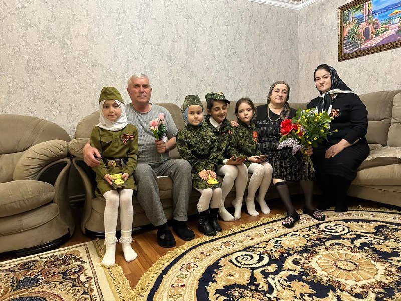 🪖🎖️В преддверии дня Великой Победы 9 мая специалисты ГБУ РД КЦСОН Шихшабекова Муршидат А.