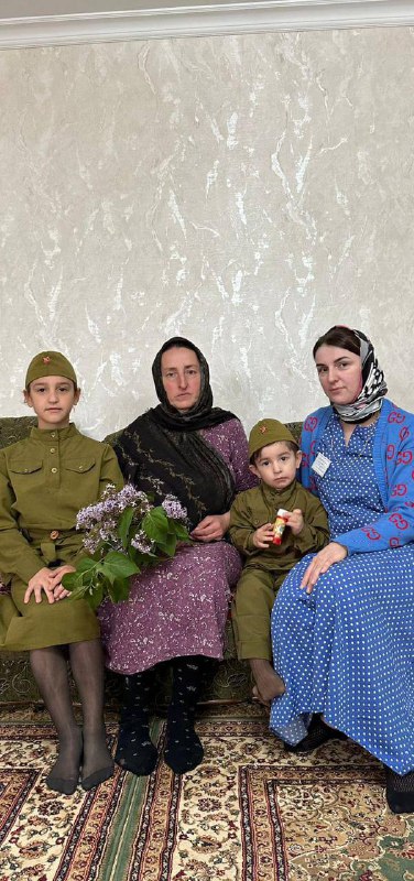 В преддверии дня Великой Победы 9 мая специалист по работе с семьёй и детьми ГБУ РД КЦСОН Багомедова Замира посетила семью Гасбанова Анвара Магомедовича участника СВО на Украине
