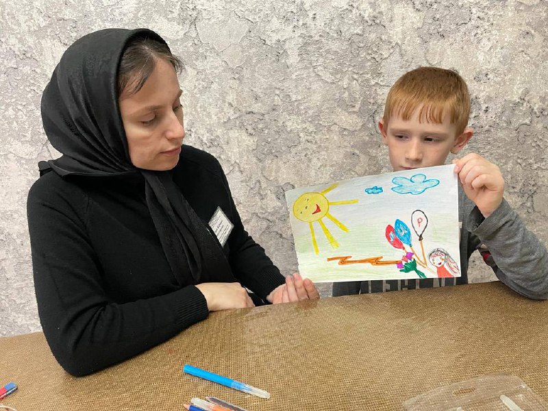 Специалист Идрисова Б. С подопечными по подготовке рисунка «Дети России за Мир»