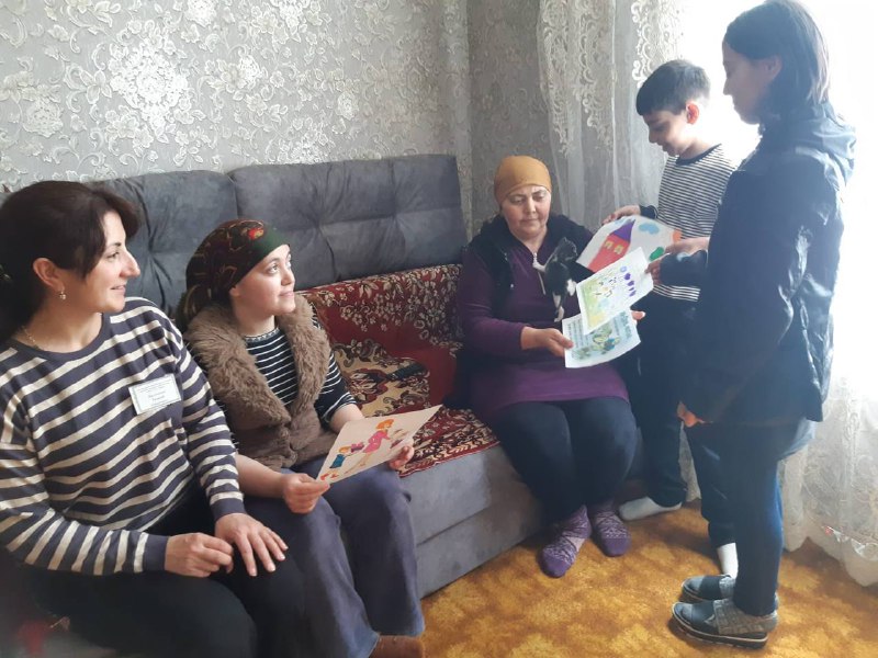 Специалист отделения семьи и детей ГБУ РД КЦСОН в МО «Сергокалинский район» Багандова Р.О. поздравила с Днем семьи своих получателей социальных услуг.