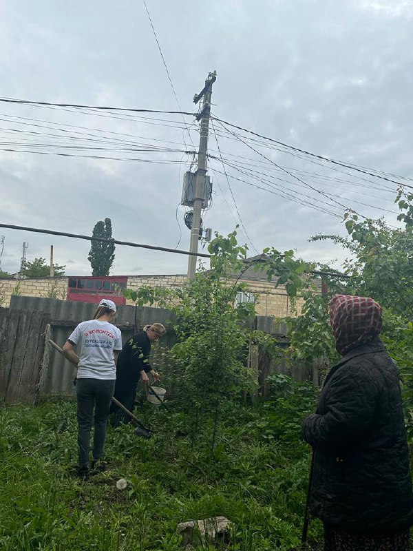 Волонтер – это человек, который добровольно оказывает безвозмездную помощь людям, нуждающимся в особой поддержке и социальной защите.