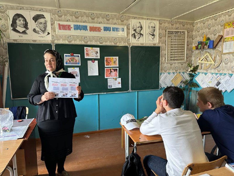 Психолог Шихшабекова М. А. провела беседу с подростками в школе «Наркомания:мифы и реальность».Среди подростков распространены мифы о наркозависимости,ошибочные убеждения.Благодаря друзьям,роликам в интернете у подростков создается иллюзия безопасности пс