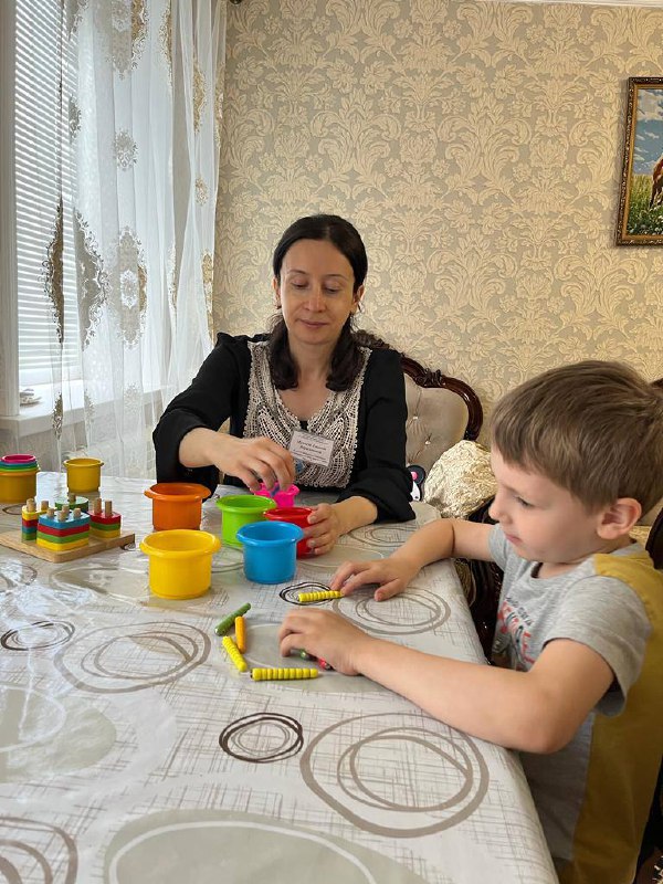 Психолог Мутаева А. посетила своего подопечного Магомедова Магомедрасула. Повела сенсорные игры и упражнения на развитие вестибулярной, пропроицептивной и тактильной системы, способствующие запуску речи.