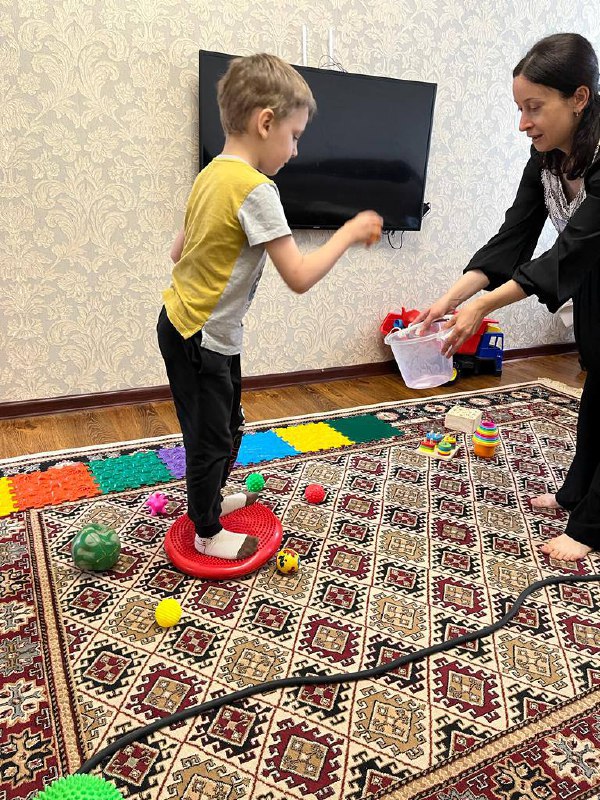 Психолог Мутаева А. посетила своего подопечного Магомедова Магомедрасула. Повела сенсорные игры и упражнения на развитие вестибулярной, пропроицептивной и тактильной системы, способствующие запуску речи.