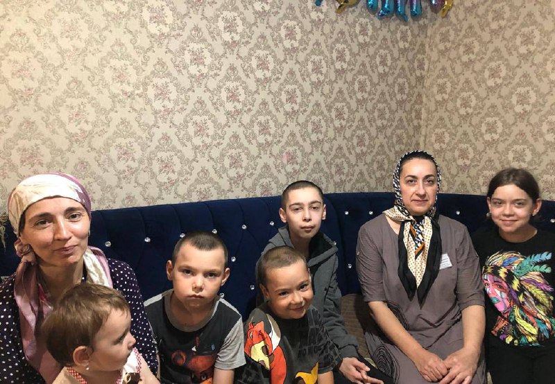 Инструктор ЛФК Ибрагимова Хадижат и специалист по социальной работе Алиева М. Отделения социального обслуживания на дому детей и семей с детьми.