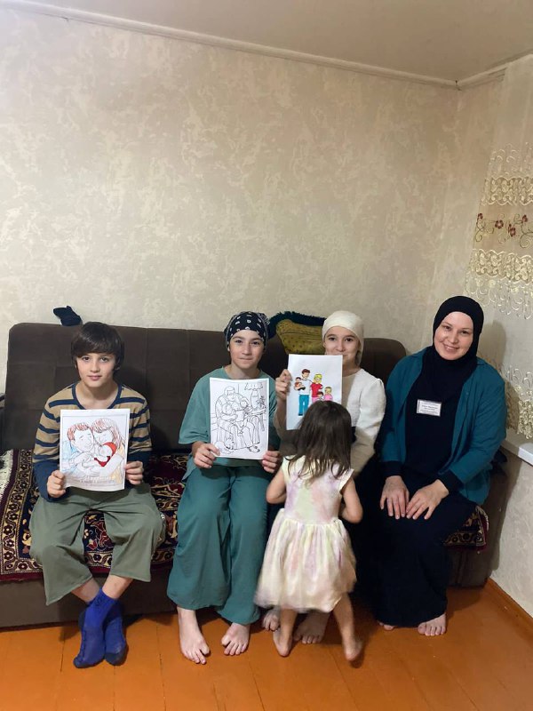 Инструктор ЛФК Ибрагимова Хадижат и специалист по социальной работе Алиева М. Отделения социального обслуживания на дому детей и семей с детьми.