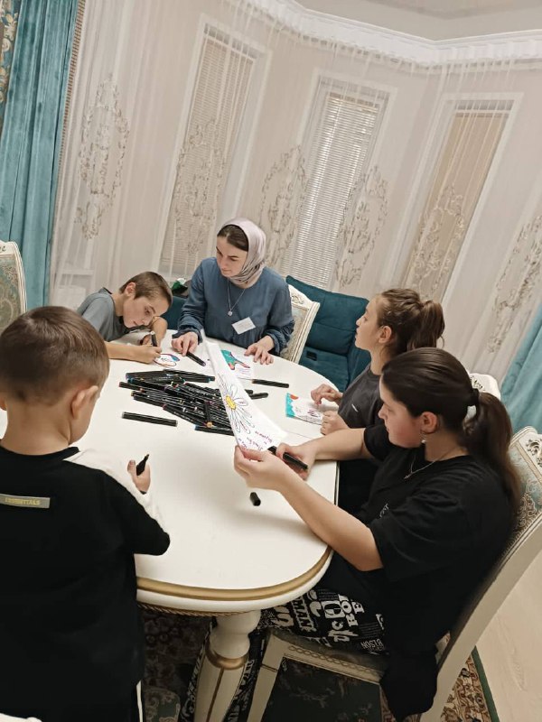Специалист по работе с семьёй и детьми отделения социального обслуживания на дому детей и семей с детьми Багомедова Замира Зубайруевна.