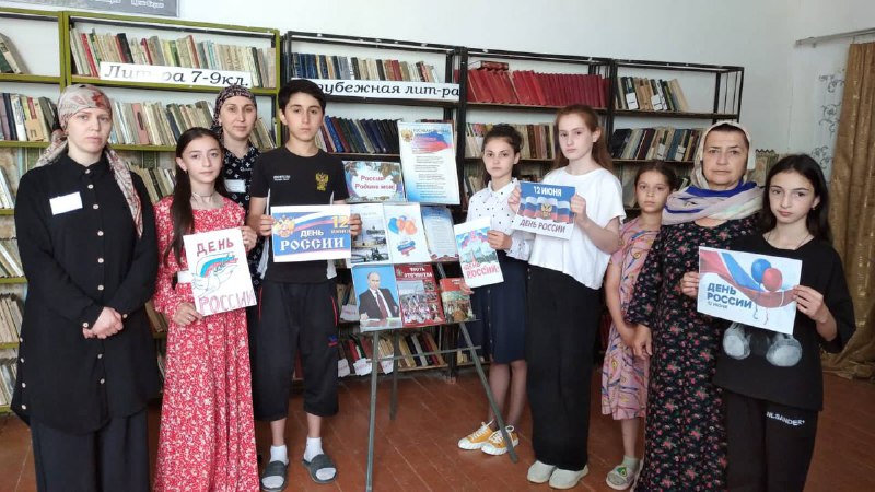 Специалисты по работе с семьёй Джупанова Х Н., и Абдуллаева З. М., провели мероприятие, приуроченное ко Дню России. В завершении мероприятия дети спели гимн России.