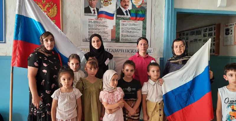 🇷🇺 Социальный работник Алгасанова М. поздравила подопечных с Днём флага России