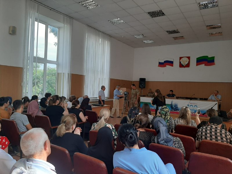На мероприятии, приуроченному Дню Государственного Флага, приняли участие участники СВО. Участникам СВО были вручены памятные подарки депутатом Государственной Думы Нурбагандовым Н.М.