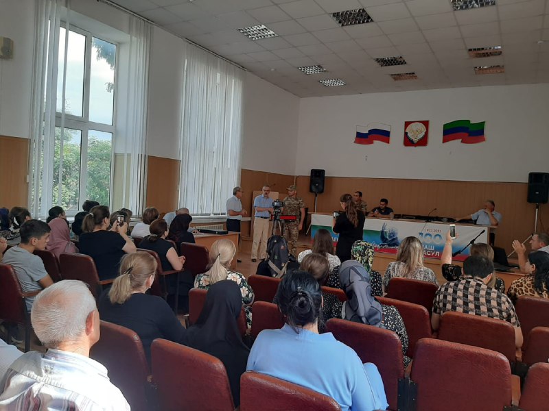 На мероприятии, приуроченному Дню Государственного Флага, приняли участие участники СВО. Участникам СВО были вручены памятные подарки депутатом Государственной Думы Нурбагандовым Н.М.