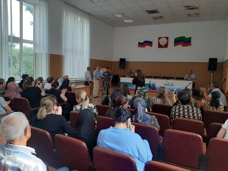 На мероприятии, приуроченному Дню Государственного Флага, приняли участие участники СВО. Участникам СВО были вручены памятные подарки депутатом Государственной Думы Нурбагандовым Н.М.