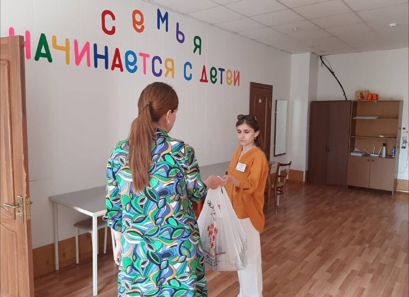 📌Специалист Багомедова Патимат оказала материальную помощь в виде одежды многодетной ,малоимущей семье от благотворительного фонда "Чистое Сердце".