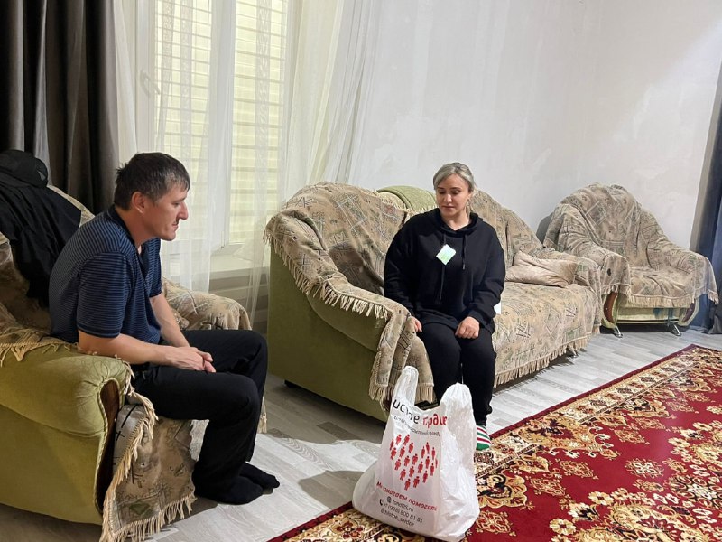 📍Специалист по работе с семьей Муртазалиева Раисат оказала материальную помощь в виде одежды от благотворительного фонда «Чистое сердце» многодетной малоимущей семье Омарова Х.