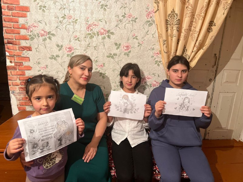 ✅Специалист Муртазалиева Раисат посетила своих подопечных и провела беседу на тему празднования Дня матери.