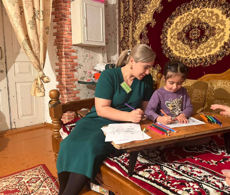 ✅Специалист Муртазалиева Раисат посетила своих подопечных и провела беседу на тему празднования Дня матери.