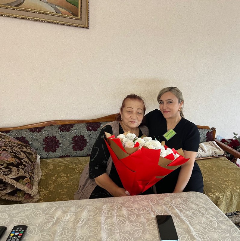 💥Заведующая отделением семьи и детей Мусаева Салимат и специалист по работе с семьей и детьми Муртазалиева Раисат посетили мать участника СВО на Украине Гамидова Ибрагима и поздравили ее с наступающим праздником Днём матери.