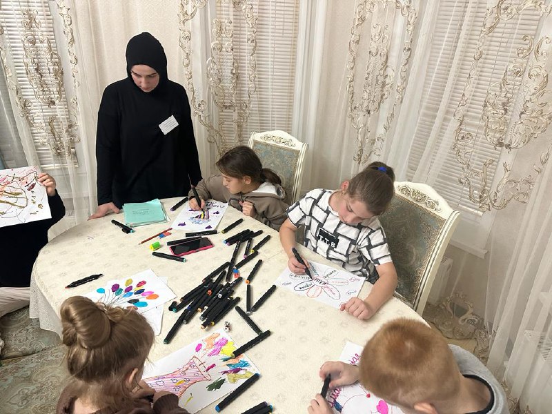 💥Специалисты отделения социального обслуживания на дому детей и семей с детьми организовали для своих подопечных конкурс рисунков на День матери.