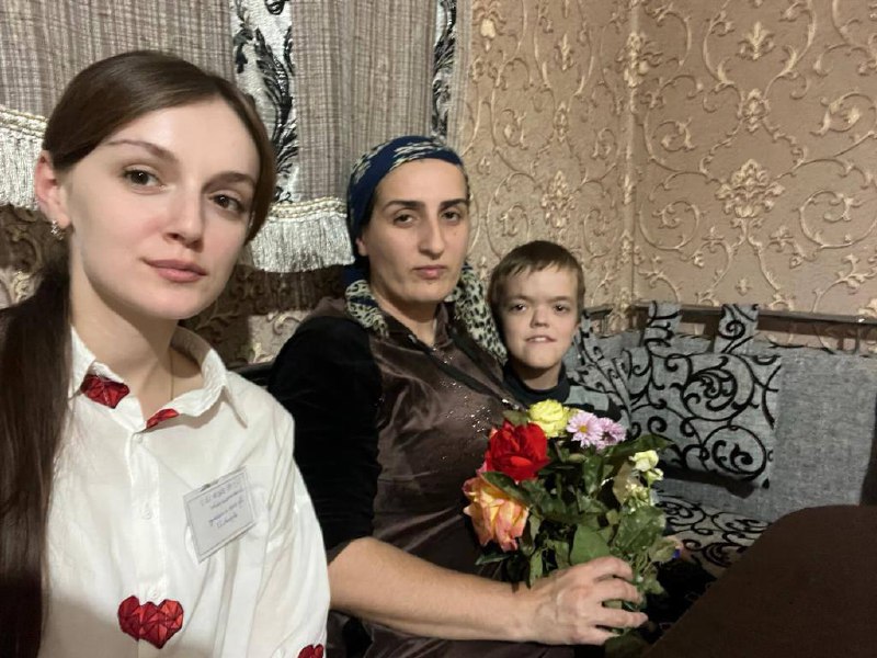 🔺Медсестра по массажу отделения семьи Айгумова, Эльмира, поздравила матерей своих подопечных с Днем матери.