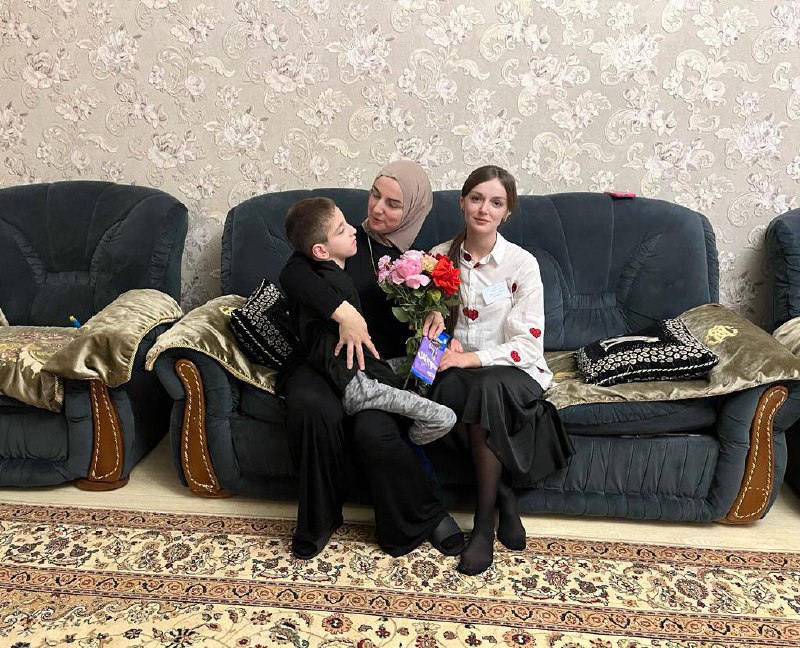 🔺Медсестра по массажу отделения семьи Айгумова, Эльмира, поздравила матерей своих подопечных с Днем матери.